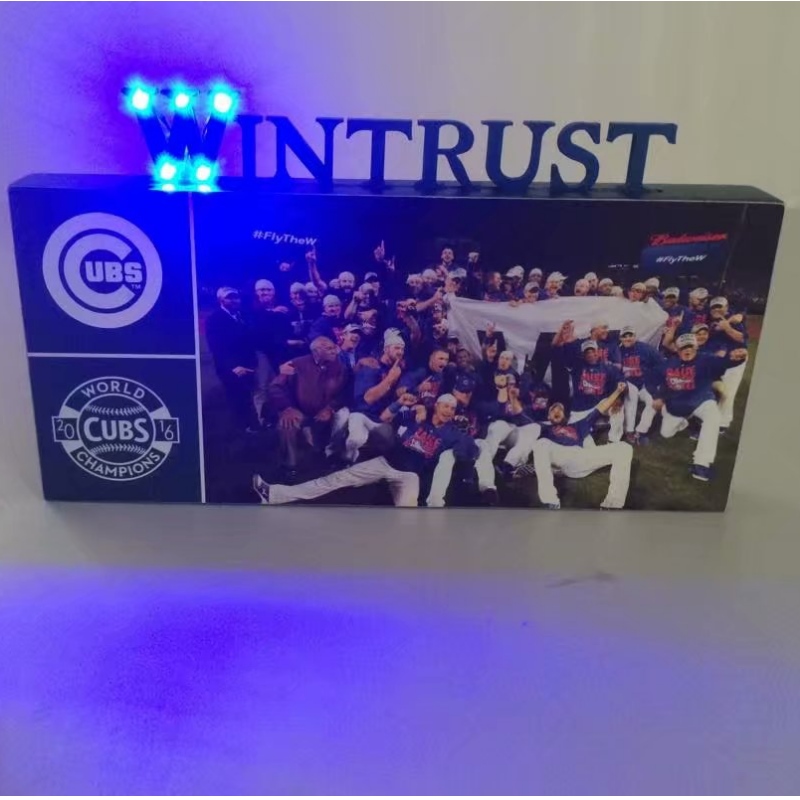 Wooden Cubs Wintrust Videobizottság LED betűvel